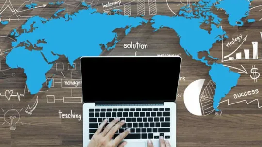 Portátil encima de un mapa de los mercados internacionales