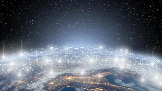 Red 5G conecta Europa a internet. Vista aérea de Italia de noche y redes iluminando el continente. 