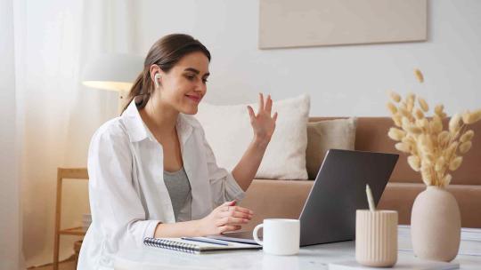 Mujer estudiando online desde su casa