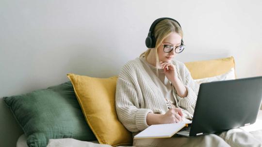 Estudiante resolviendo dudas con chatbot