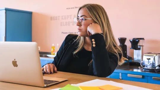 Chica joven buscando trabajo en el ordenador sin experiencia laboral 