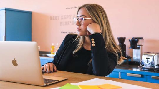 Chica joven buscando trabajo en el ordenador sin experiencia laboral 