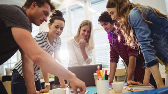 Compañeros solucionan un problema del trabajo con una metodología sistemática