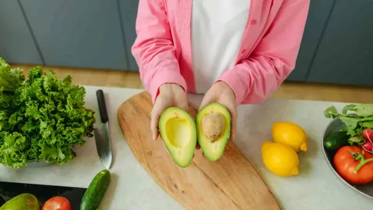 Nutricionista preparando una dieta hiposódica
