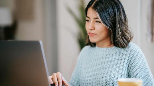 Estudiante de prácticas trabajando el manejo de datos