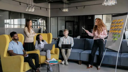 Equipo de marketing trabaja para mejorar el employee branding o la imagen de la empresa entre posibles empleados.