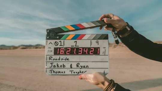 Claqueta para grabar una película en el desierto