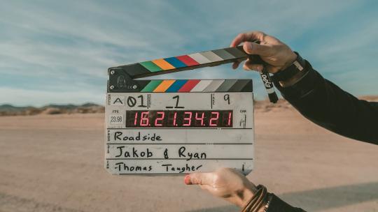 Claqueta para grabar una película en el desierto