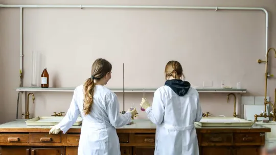 Estudiantes trabajando en un laboratorio químico