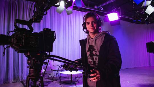 Operador de cámara graba un proyecto audiovisual