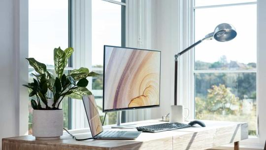 Puesto de trabajo en casa para teletrabajo 