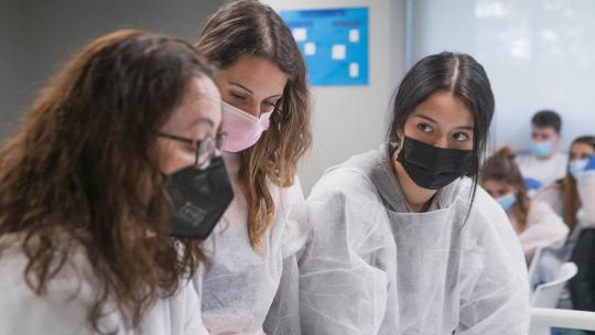 Estudiantes de la salud haciendo prácticas