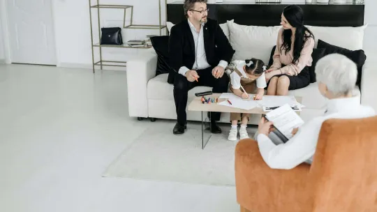 Una familia se beneficia de la intervención social.