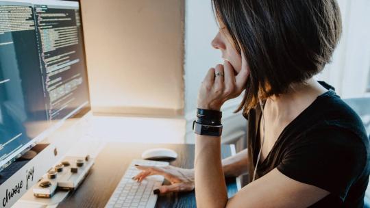 Una alumna aprende los lenguajes de programación mas usados.