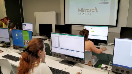 Empleados en la oficina trabajando con sus ordenadores