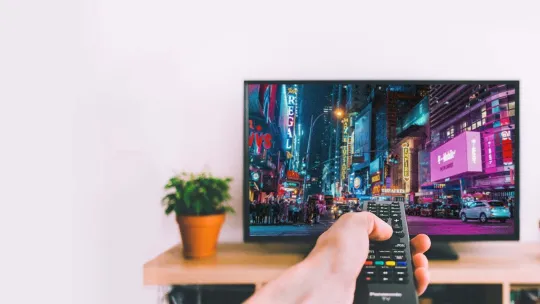 Una televisión con una imagen de carteles con product placement