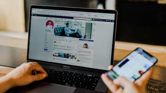 Community manager gestionando redes sociales