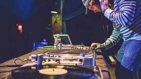 DJ trabajando en un evento musical