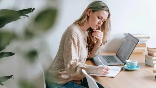 Chica estudia formación desde su casa