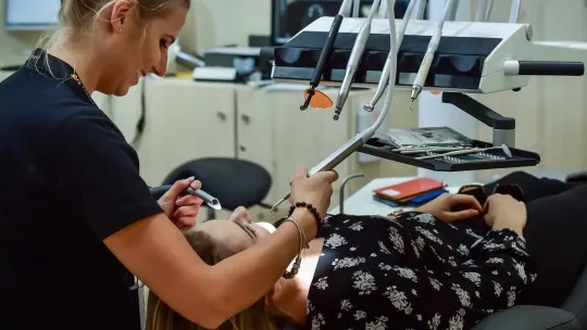 Higienista bucal haciendo limpieza dental