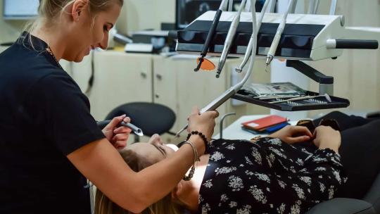 Higienista bucal haciendo limpieza dental