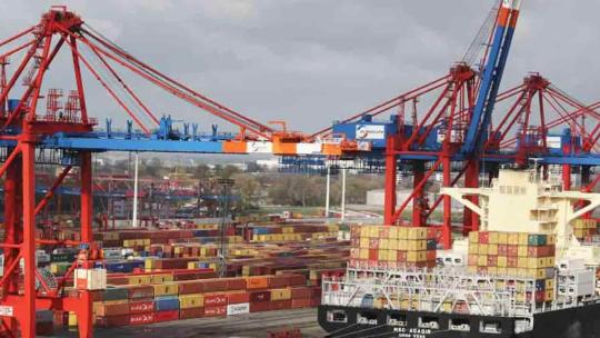 Grandes buques con contenedores en un puerto. Un ejemplo de salida profesionales para quienes deciden estudiar Transporte y Logística.