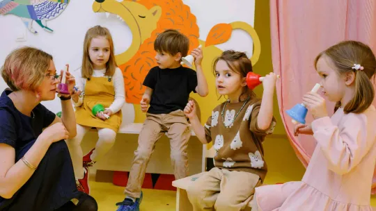 Maestra de infantil enseña valores a sus alumnos.