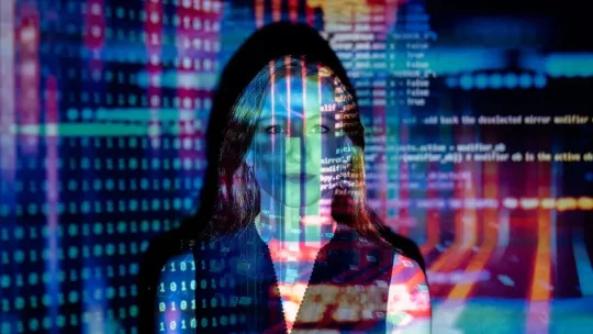 Una analista de datos rodeada de código. 