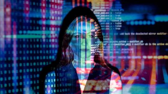 Una analista de datos rodeada de código. 