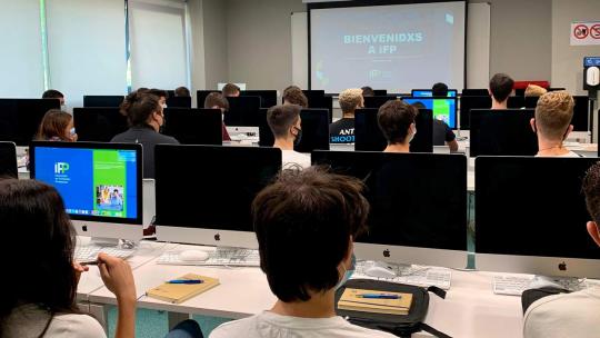Alumnos en sesión de bienvenida