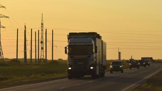 Fila de vehículos en una carretera