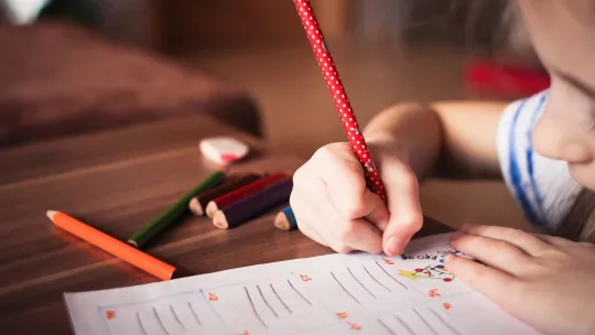 Una niña de educación infantil en clase