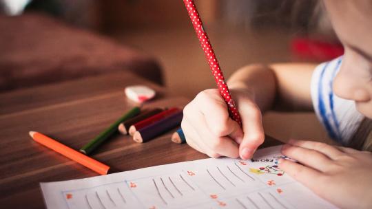 Una niña de educación infantil en clase