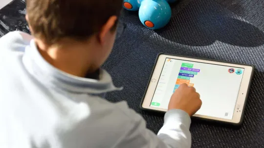 Alumno utiliza tablet como herramienta TIC para el aprendizaje