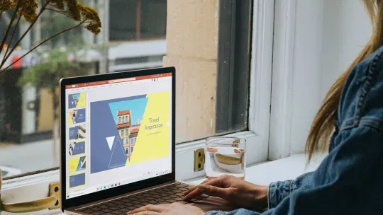 Una mujer gestiona las tareas de equipo con Asana