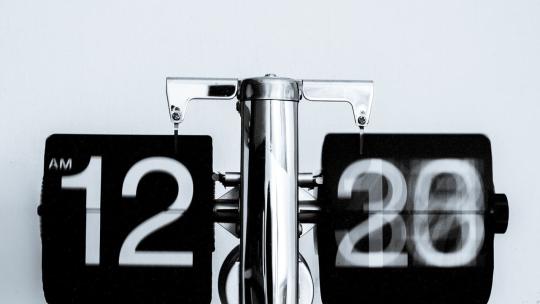 Reloj digital marcando la hora