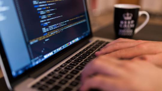 Programador web trabajando con su ordenador