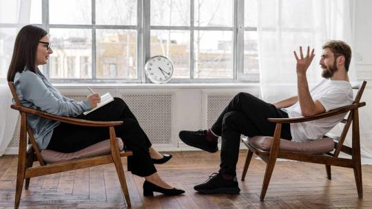 Psicólogo y paciente hablando durante una sesión de terapia