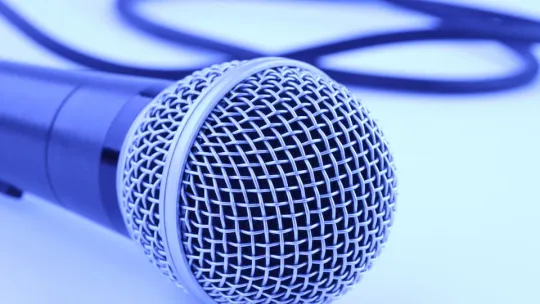 Un micrófono para la comunicación en el mundo empresarial