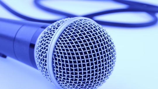 Un micrófono para la comunicación en el mundo empresarial