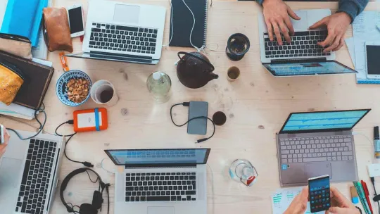 Mesa con ordenadores de estudiantes de FP