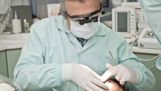 Dentista detecta problemas dentales y mejora la salud dental del paciente.