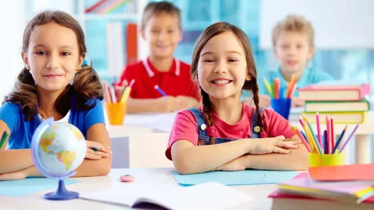 Alumnos felices en clase de educación infantil 