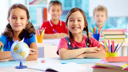 Alumnos felices en clase de educación infantil 