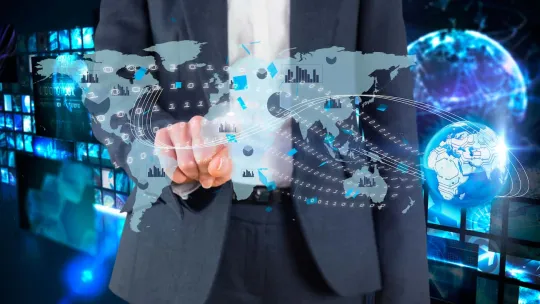 Hombre de negocios manipula elementos TIC virtuales.