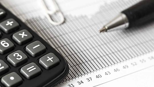 Calculadora y bolígrafo de estudiante de Administración y Finanzas
