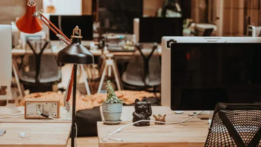 Ordenadores en una oficina de informáticos.