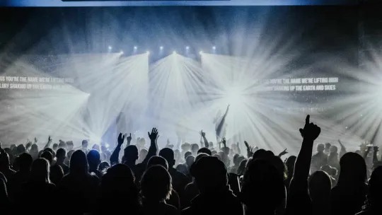 Concierto iluminado por un técnico profesional