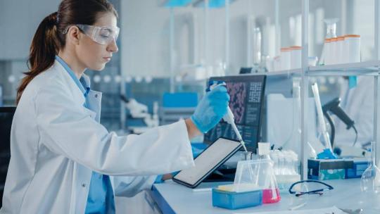 Mujer trabajando en un laboratorio cínico y biomédico