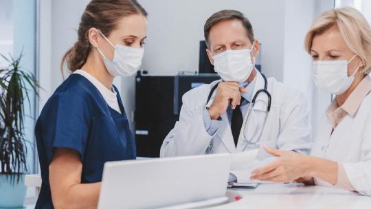 Trabajadores sanitarios en el hospital 
